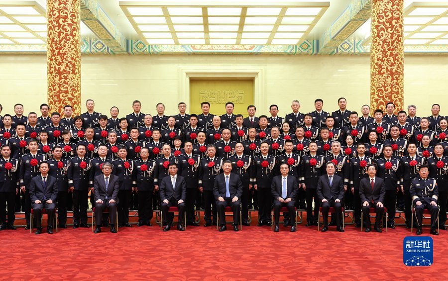 習(xí)近平総書(shū)記が全國(guó)公安機(jī)関英雄模範(fàn)表彰式代表と會(huì)見(jiàn)