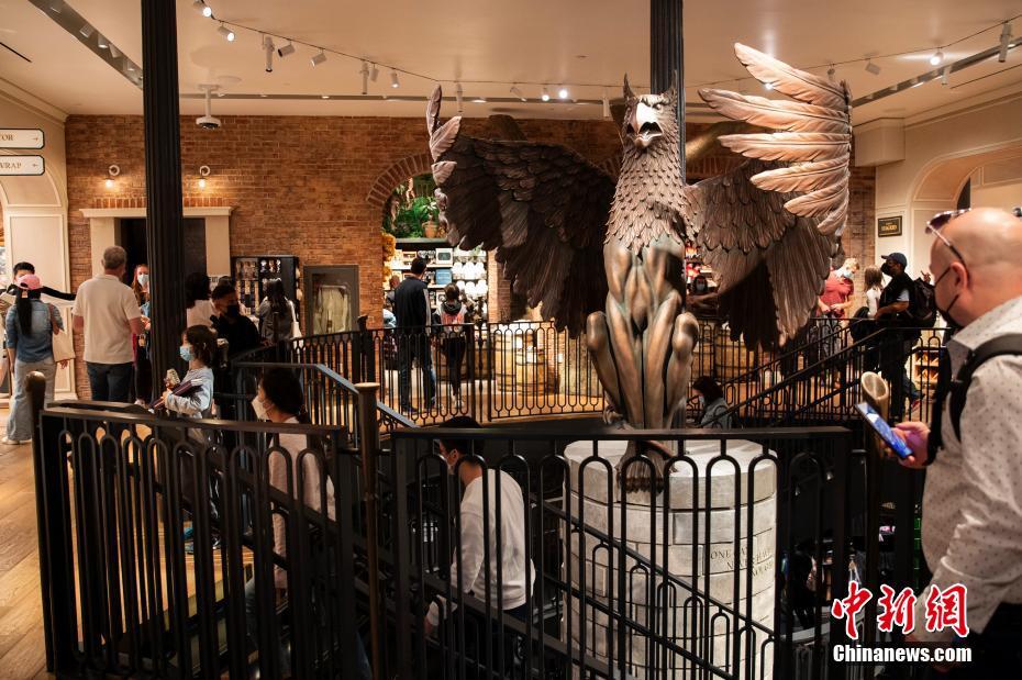 世界最大のハリーポッターストアは開業(yè)1年経っても人気衰えず　米ニューヨーク