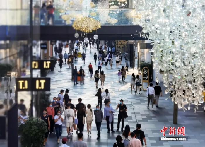 資料図：夕方になっても多くの人で賑わう四川省成都市の太古里（撮影?王磊）。