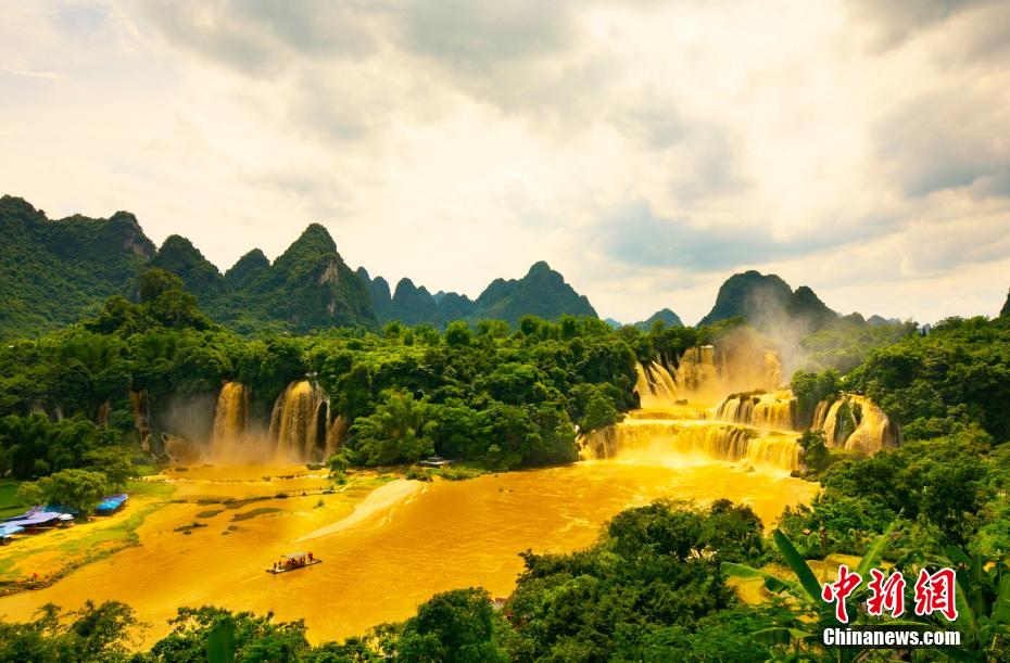 アジア最大の國境を跨ぐ滝が壯大な「黃金の滝」に