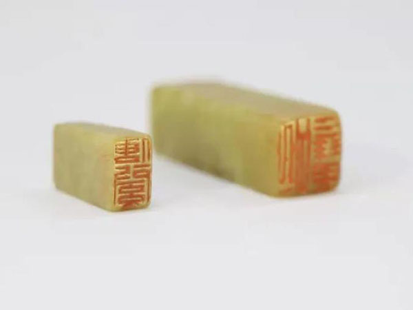 ? 長(zhǎng)角印「?jìng)黥臁梗▽懻孀螅─冉怯　秆摹?寫真提供?取材対応者)。