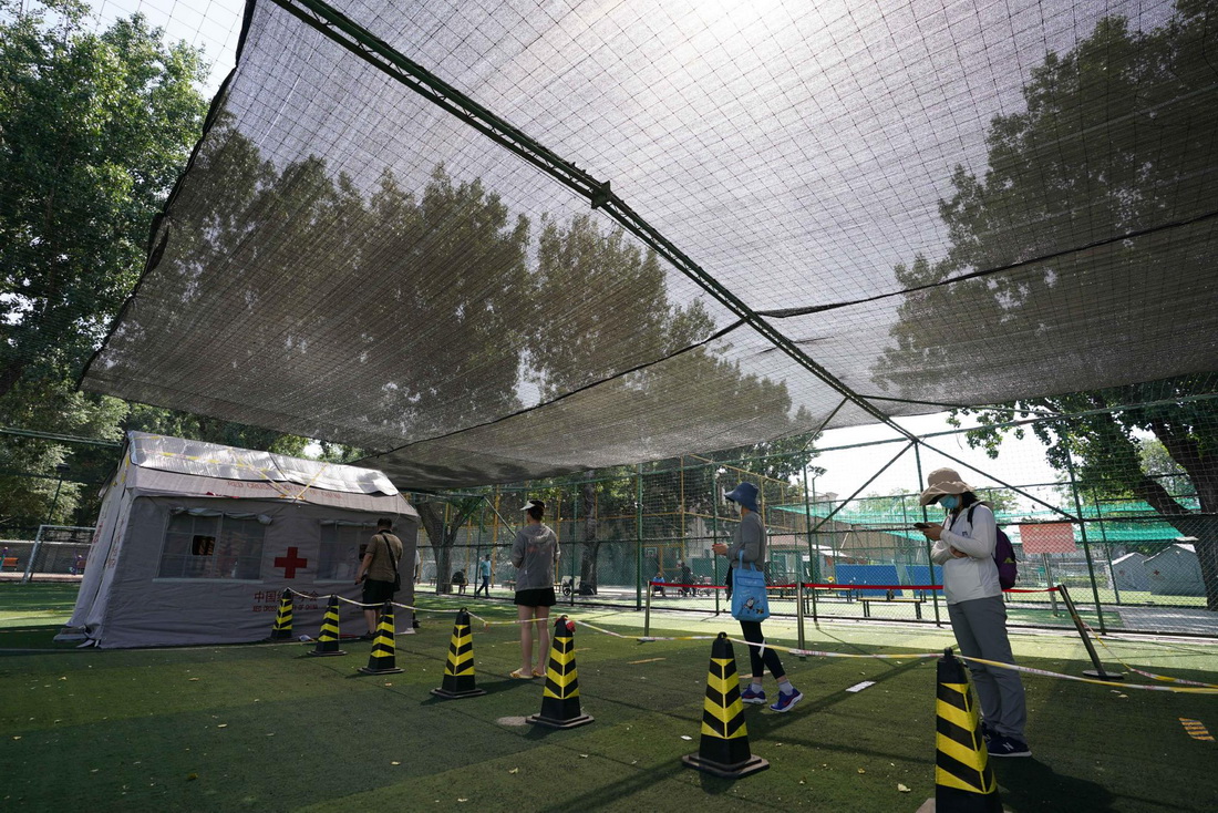 「ヒンヤリグッズ」活用し、暑さの中でもコロナと闘う人々　北京