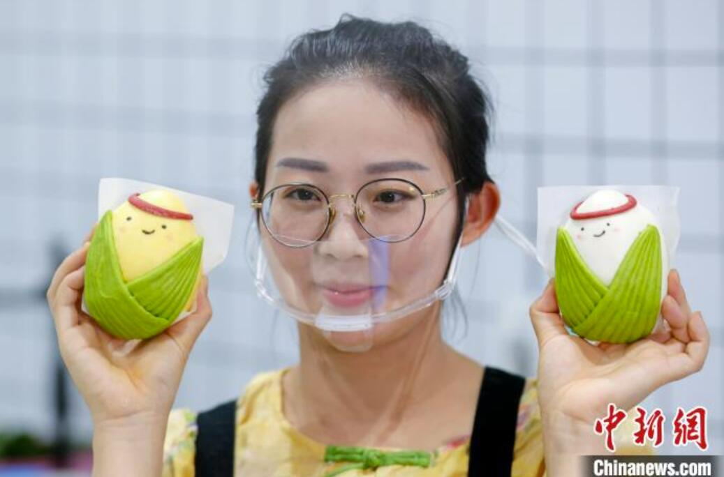 安徽省黃山市歙県徽城鎮(zhèn)で、ユニークな花饃ちまきを見(jiàn)せる小麥粉食品職人の洪歓芳さん（撮影?施亜磊）。