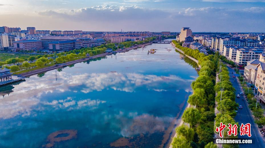 青々とした水をたたえる雨上がりのオアシス　甘粛省敦煌