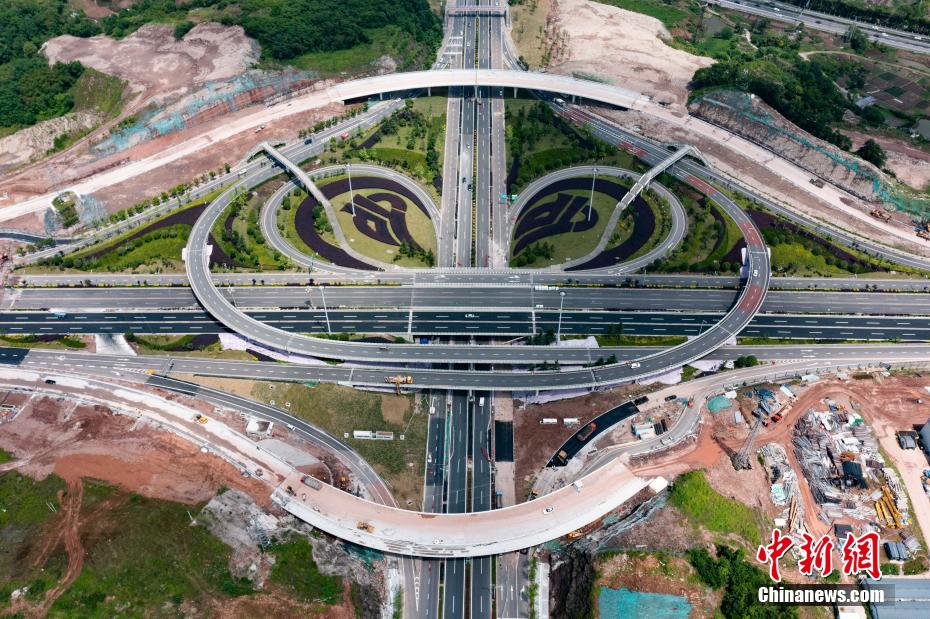 上空から撮影した西部（重慶）科學(xué)城科學(xué)大道にある青竜咀インターチェンジ（撮影?何蓬磊）。