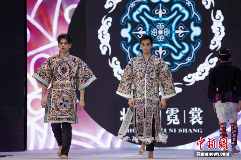 伝統(tǒng)的な刺繍と最新流行服を融合させたファッションを身に著けたモデル（撮影?王以照）。