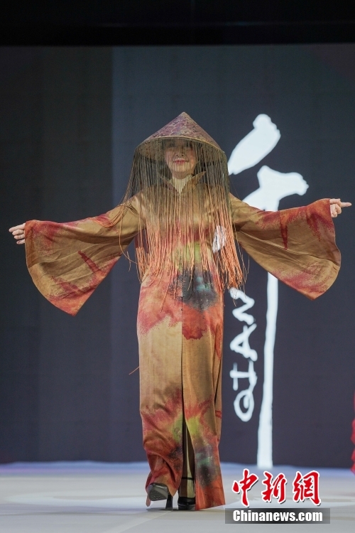 「イケてる」民族衣裝150著によるファッションショー　広西