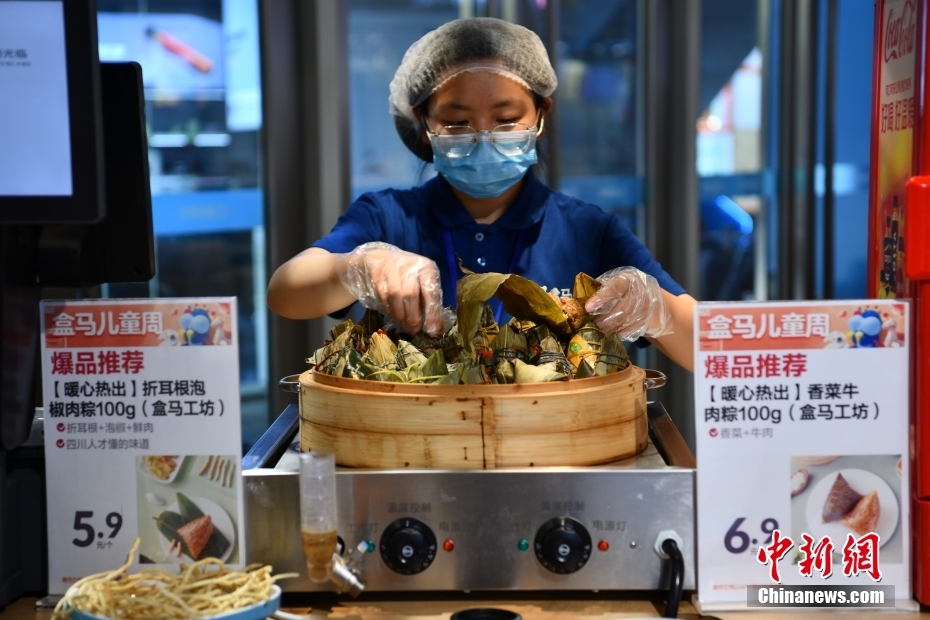 端午節(jié)を前にドクダミの根入りちまきが若者の間で人気に??？　四川省成都