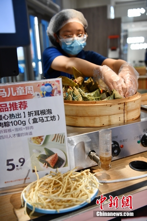 端午節(jié)を前にドクダミの根入りちまきが若者の間で人気に??？　四川省成都