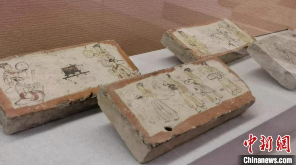 甘粛省博物館で展示されている「五涼」時期の様子が描かれたレンガ（撮影?楊娜）。