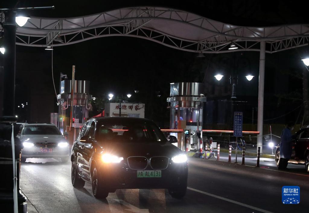6月1日0時過ぎすぐに、上海市閔行區(qū)の団地から走り出た自動車（撮影?劉穎）。