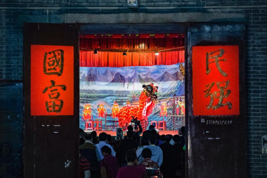 燈りが燈された広州市白雲區(qū)民強村の祠堂（撮影?石建華）。