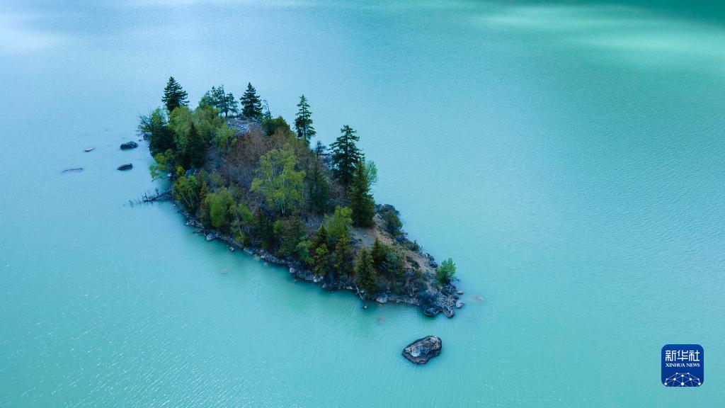 堰止め湖?然烏湖を空から眺める　チベット