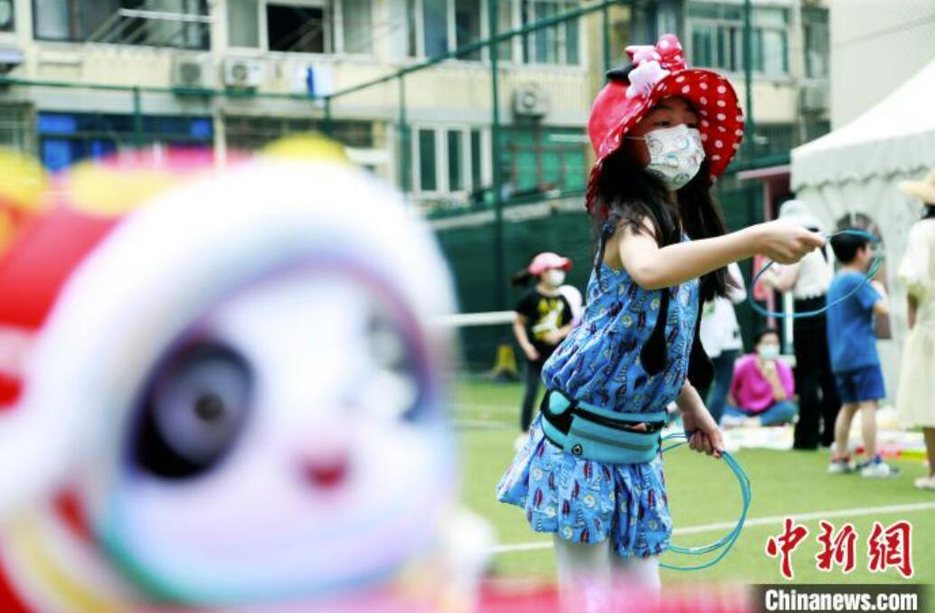 バザールで輪投げ遊びをする子供たち（撮影?湯彥?。?。