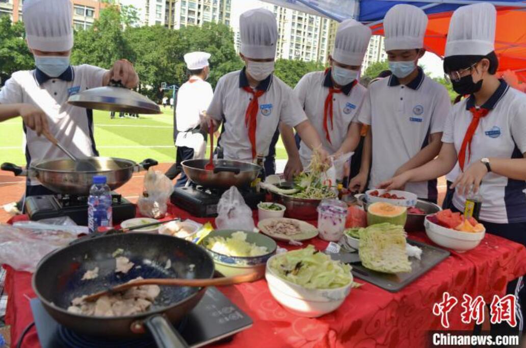 料理の腕競う「中學(xué)生シェフ」たち　福建省福州