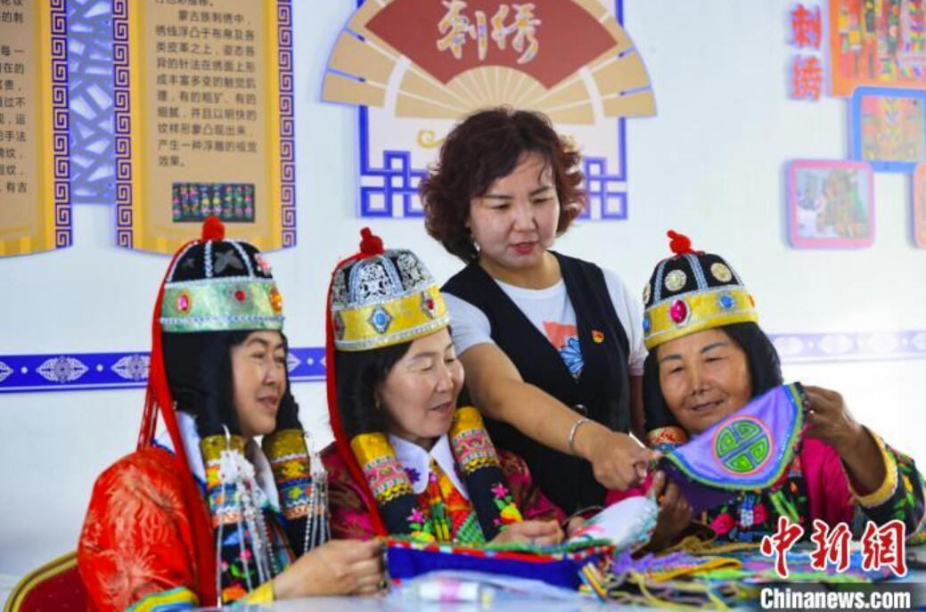 刺繍糸で紡ぐ「幸福な暮らし」　新疆