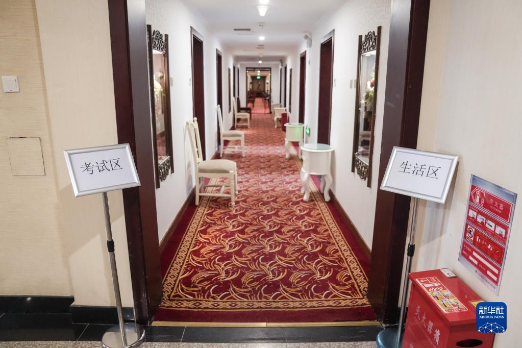 北京の封鎖管理エリアの大學(xué)入試試験會(huì)場(chǎng)を取材