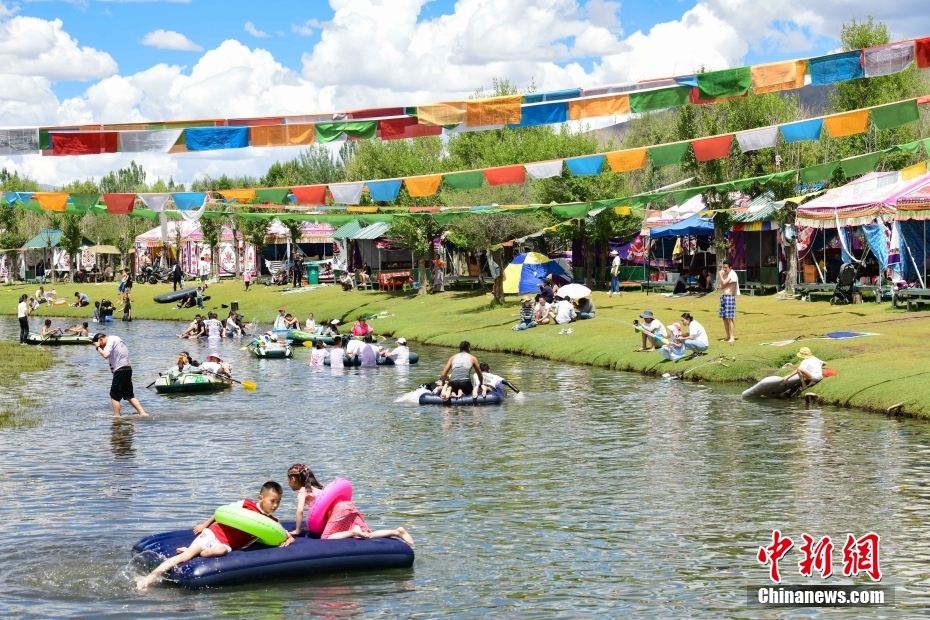 くつろぎの時(shí)間「リンカ」を楽しむチベットの人々　チベット