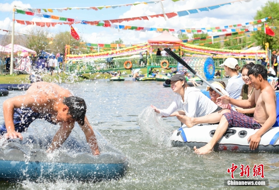 くつろぎの時間「リンカ」を楽しむチベットの人々　チベット