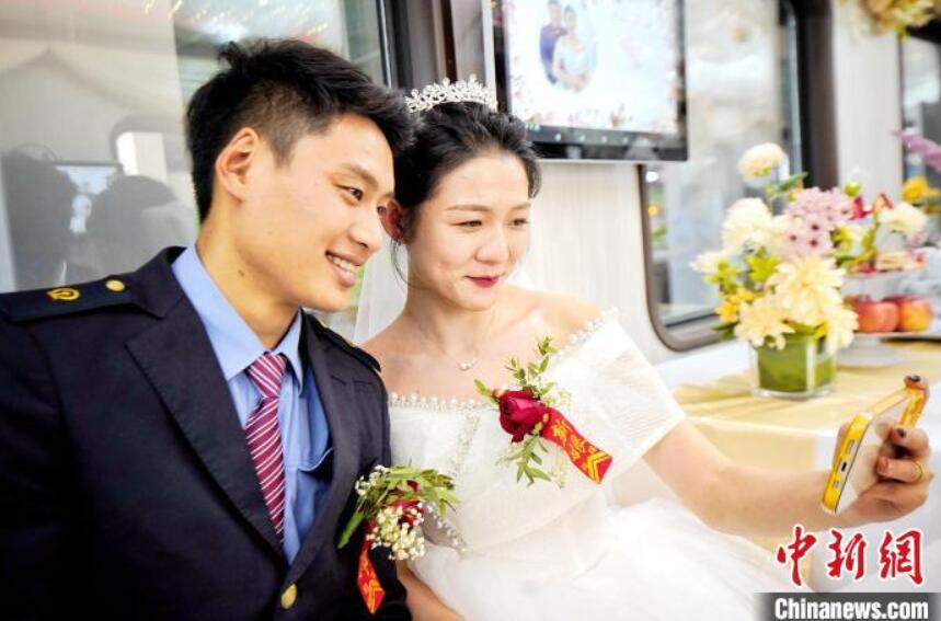 車內(nèi)で自撮りする新婚カップル（撮影?劉松霖）。