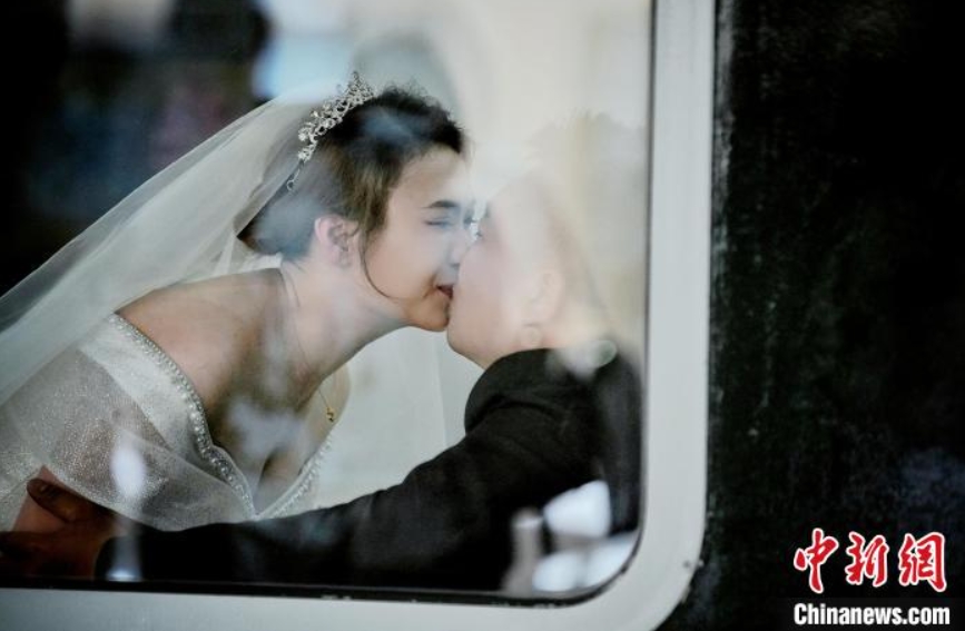 陝西省初の集団結(jié)婚式専用列車が運(yùn)行開始