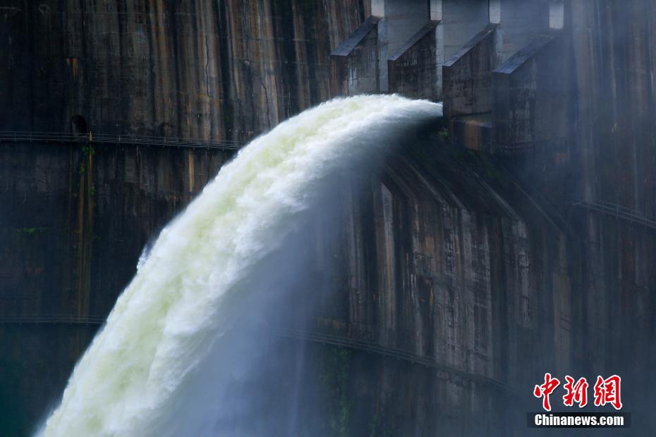 豪快なダム放水の様子を上空から撮影　江西省蘆渓県山口巖ダム