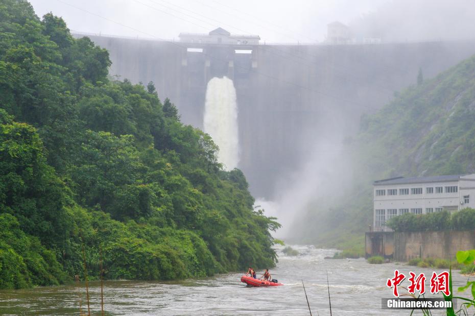 豪快なダム放水の様子を上空から撮影　江西省蘆渓県山口巖ダム