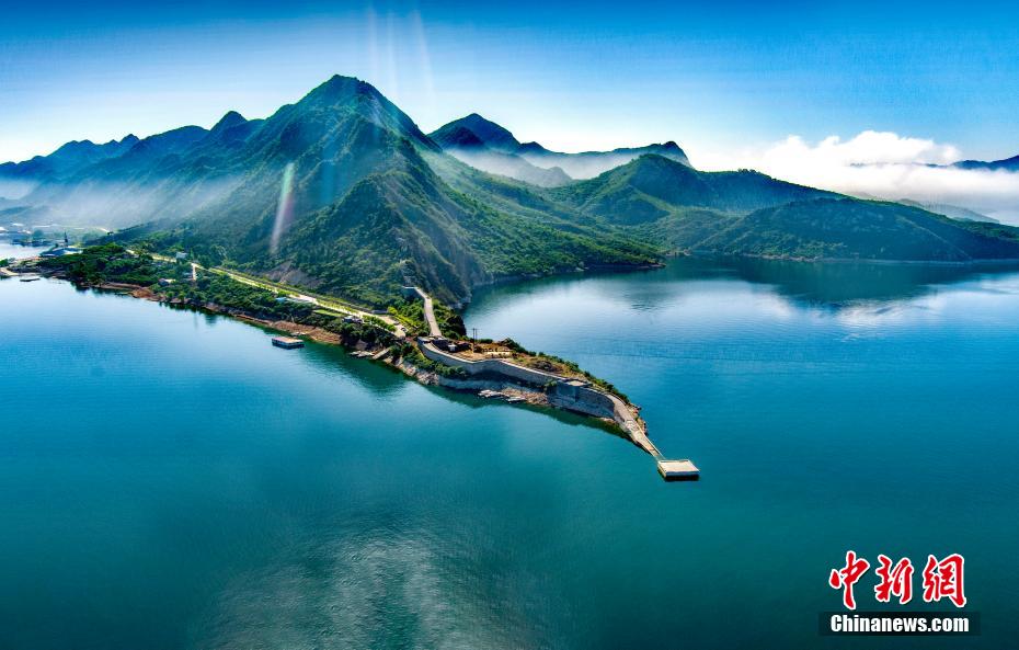 水中の長城（ドローンによる撮影）。