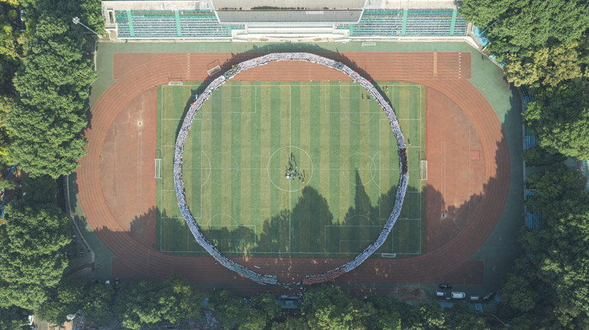 大學(xué)生4000人超が參加した「最も丸い卒業(yè)寫(xiě)真」（撮影?方紫璵）。