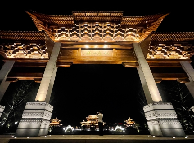 美しくライトアップされた悅?cè)莨珗@（撮影?史晟全）。