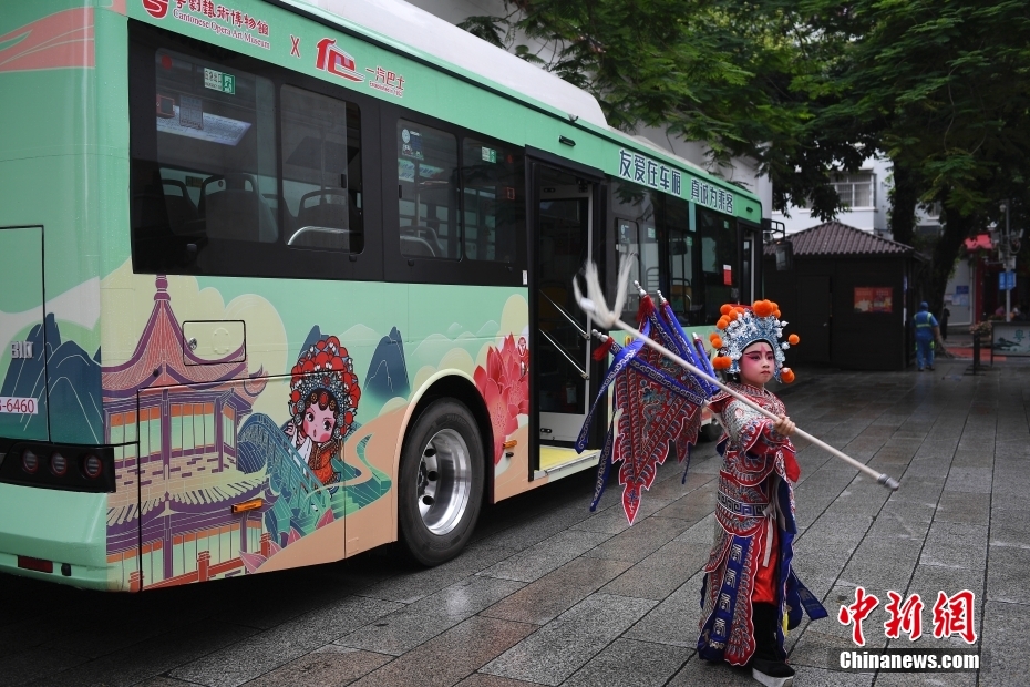 広東省広州市で運(yùn)行がスタートした広東オペラ「粵劇」テーマバスの前で粵劇を披露する小さな粵劇役者（6月8日撮影?陳驥旻）。