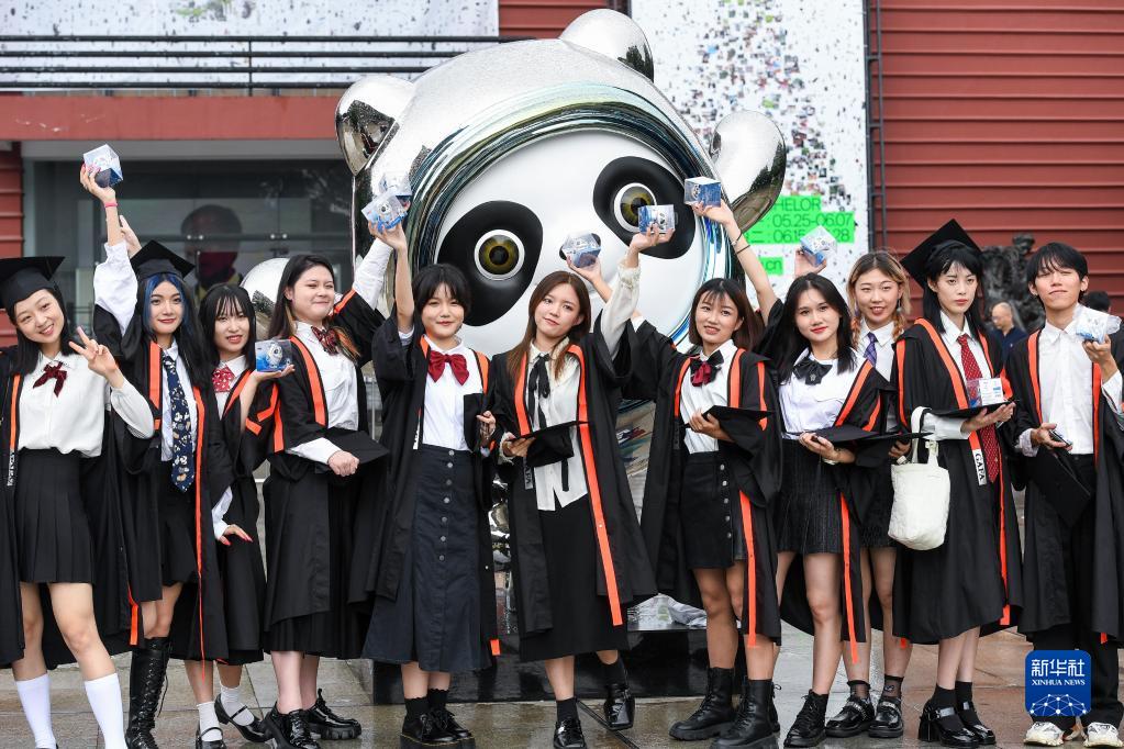 広州美術(shù)學(xué)院のキャンパスで、「氷墩墩（ビンドゥンドゥン）」を手に記念寫(xiě)真を撮影する同校卒業(yè)生（6月8日撮影?劉大偉）。