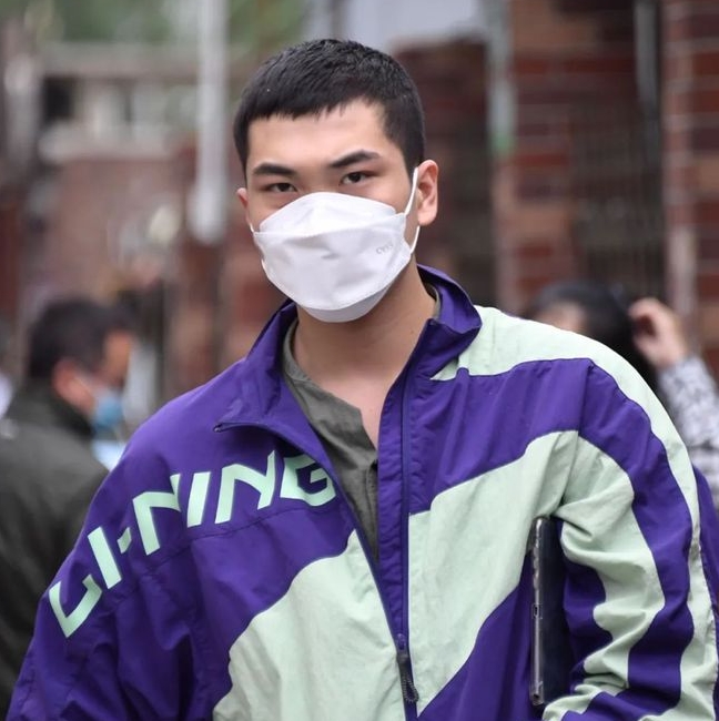 受験生はフードデリバリー配達(dá)員！自ら奮い立たせ受験會(huì)場(chǎng)へ　遼寧省