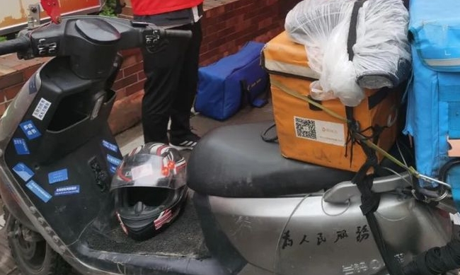 受験生はフードデリバリー配達(dá)員！自ら奮い立たせ受験會(huì)場(chǎng)へ　遼寧省