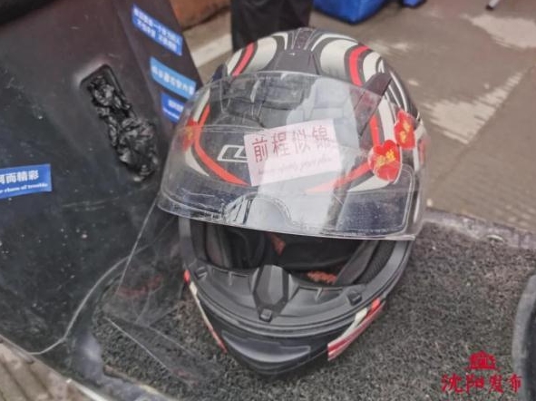 受験生はフードデリバリー配達(dá)員！自ら奮い立たせ受験會場へ　遼寧省