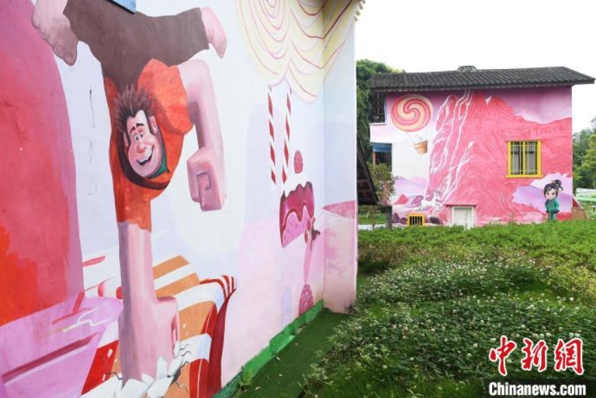 カラフルにペイントされた村で観光客を誘致　重慶市忠県