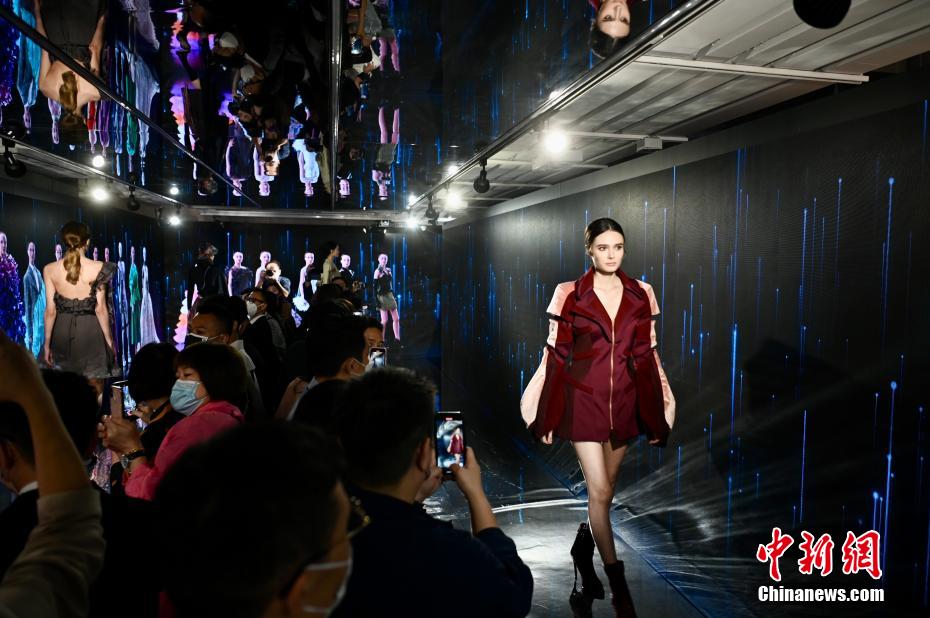 香港地區(qū)初の大型VRとオフラインを融合したハイブリッド型ファッションショー