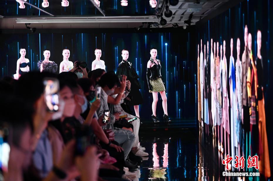香港地區(qū)初の大型VRとオフラインを融合したハイブリッド型ファッションショー