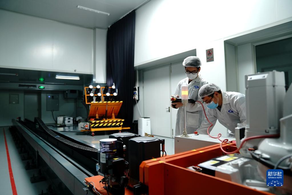 中國科學院上海技術物理學研究所の実験室で、軌道シミュレーション運動模擬実験を実施する研究員（6月9日撮影?張建松）。