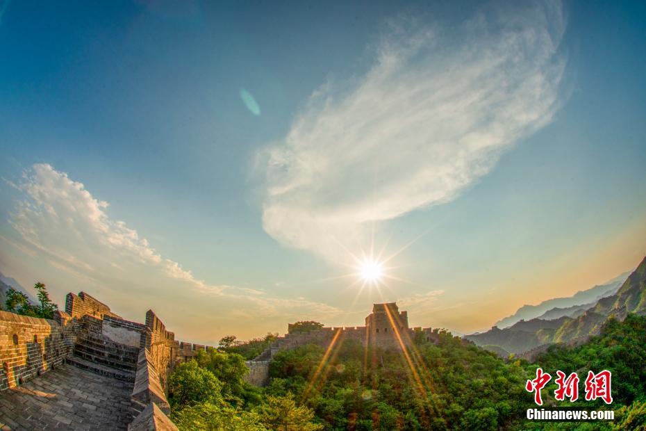 眩いほどの夕日に照らされた金山嶺長城（撮影?周萬萍）。