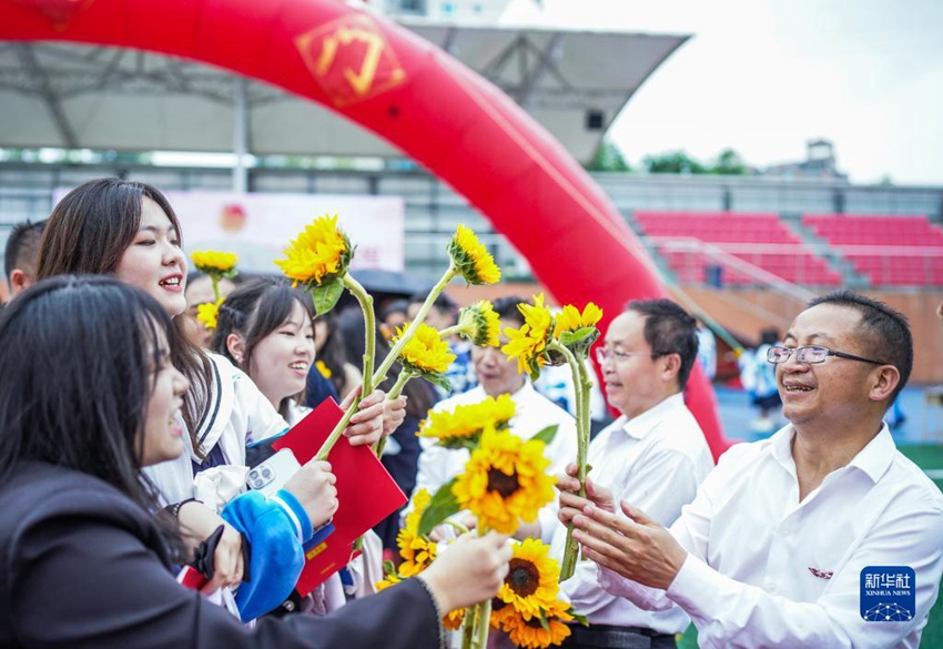 貴州省貴陽市で雨の中開催された卒業(yè)式