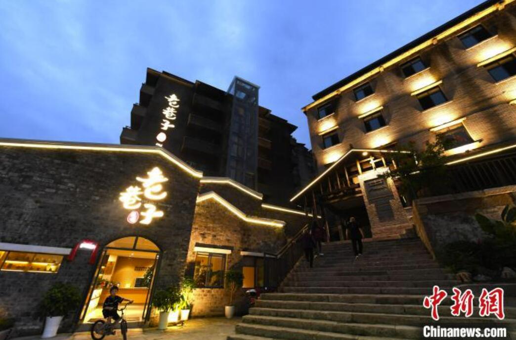 重慶市忠県舊市街を華やかにするライトアップ（撮影?陳超）。