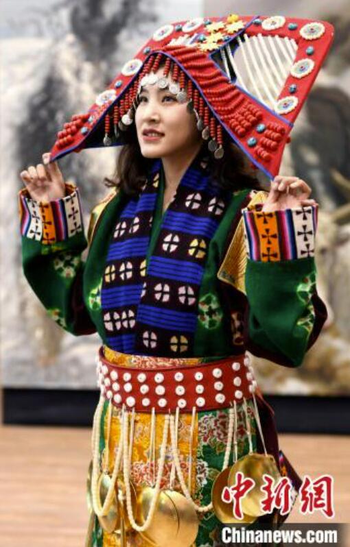 無形文化遺産を身にまとう！カラフルなチベット族衣裝の美　チベット