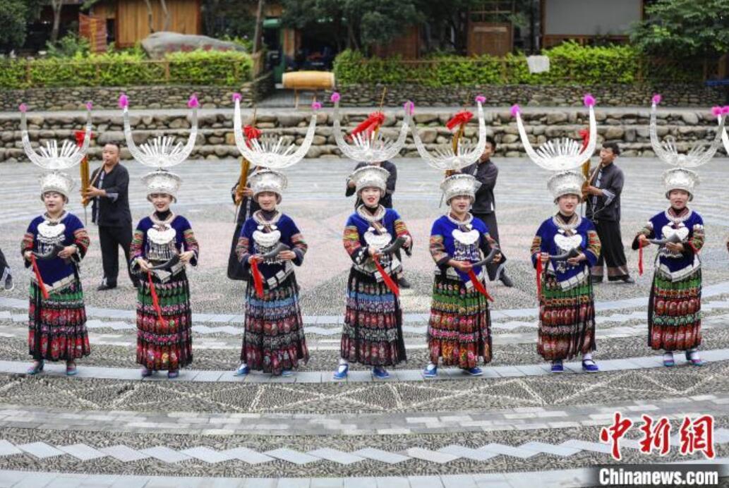 観光客を魅了するミャオ族の集落?西江千戸苗寨　貴州省