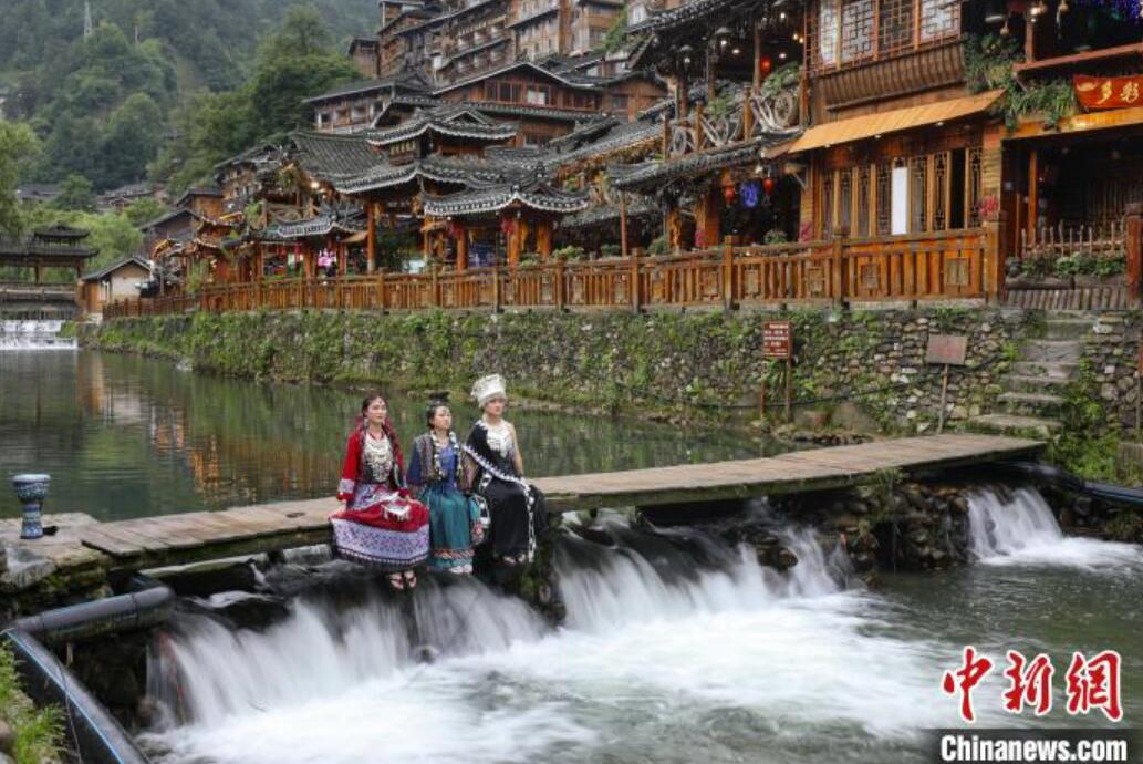 貴州省黔東南苗（ミャオ）族侗（トン）族自治州雷山県の西江千戸苗寨景勝地で、民族衣裝を著て記念寫真を撮影する観光客（撮影?瞿宏倫）