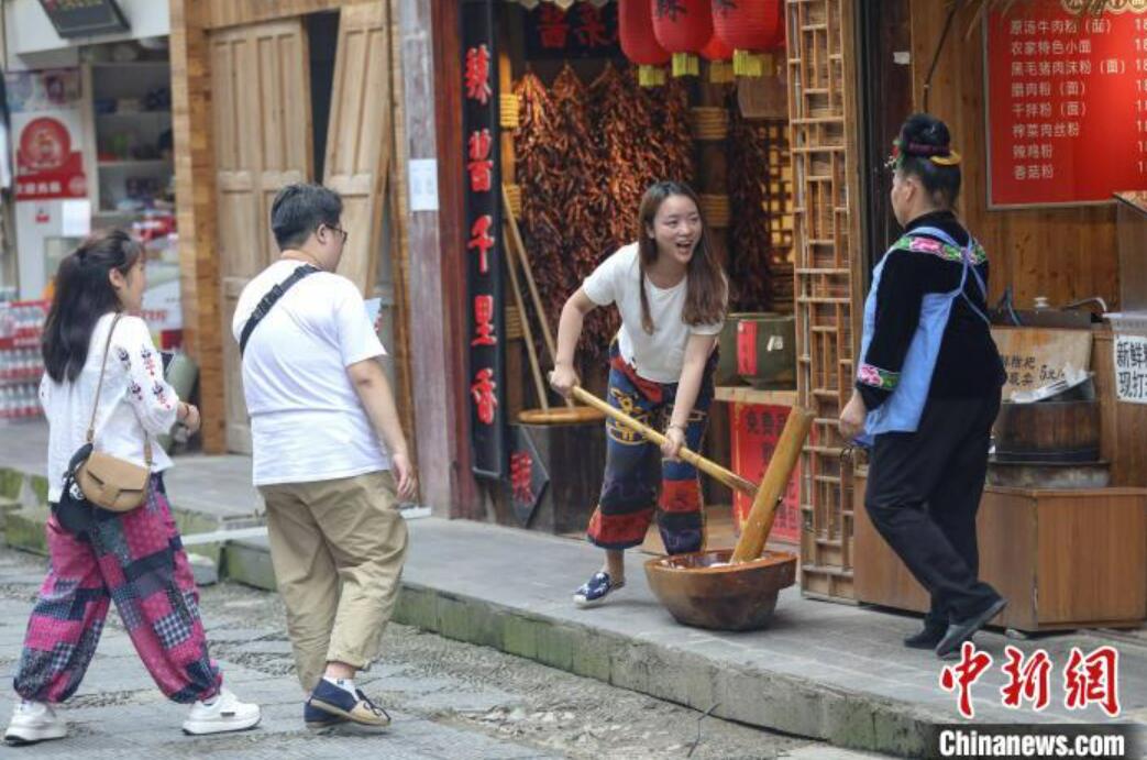 観光客を魅了するミャオ族の集落?西江千戸苗寨　貴州省