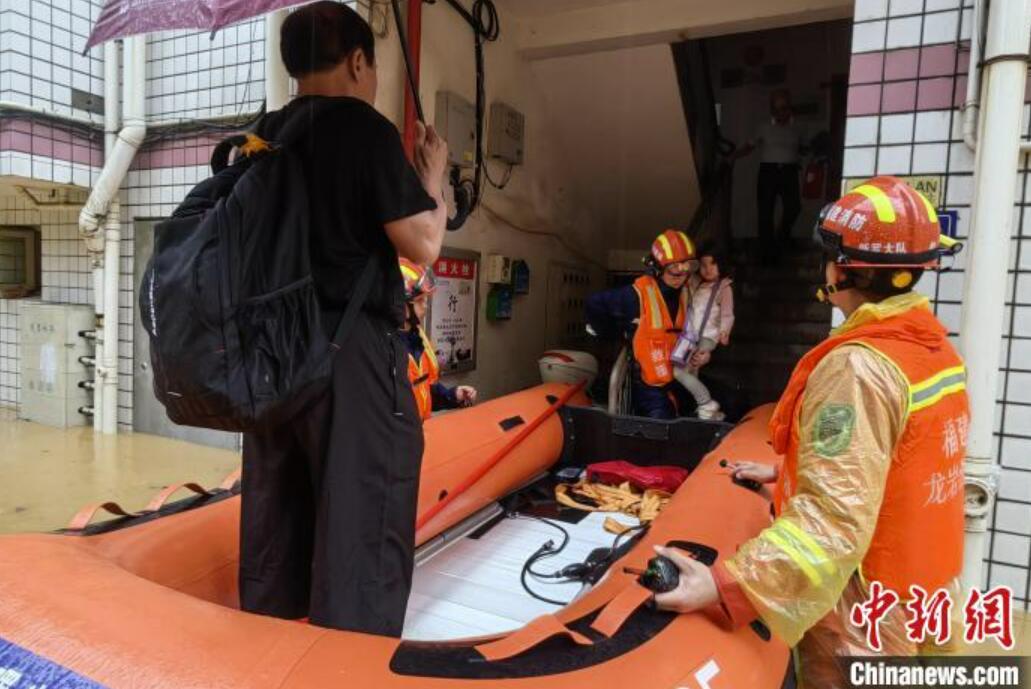 大型ショベルで被災(zāi)した人々を救助する消防隊(duì)員（寫真提供?福建省消防）。