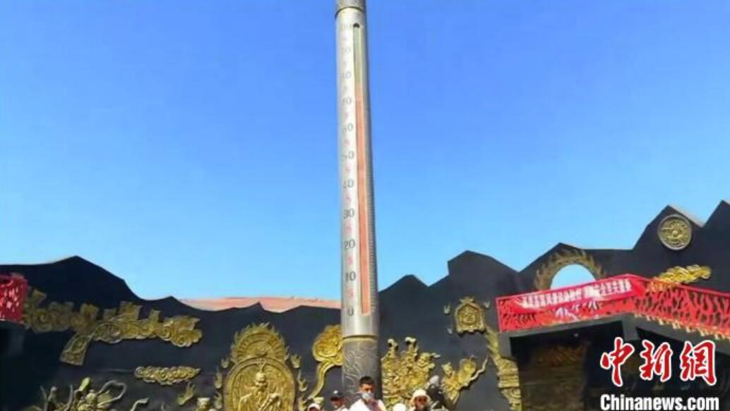 「如意棒」模した巨大溫度計(jì)が示す溫度は80度！　新疆火焔山景勝地