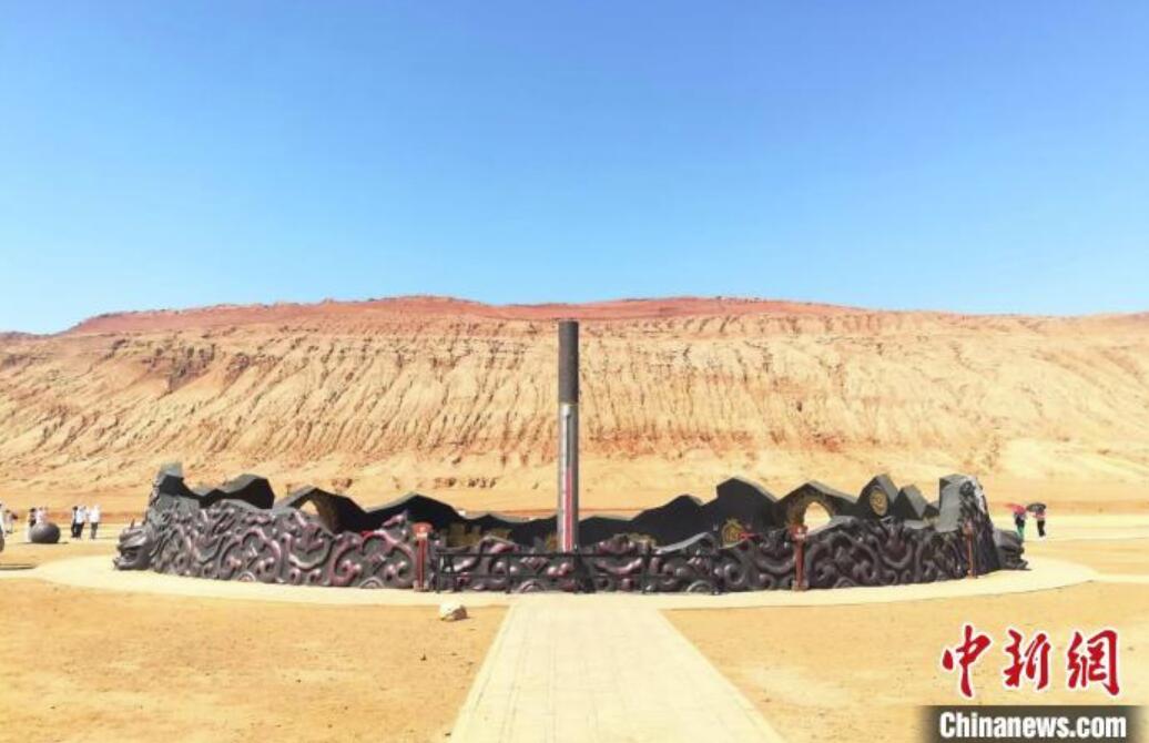 「如意棒」模した巨大溫度計(jì)が示す溫度は80度！　新疆火焔山景勝地