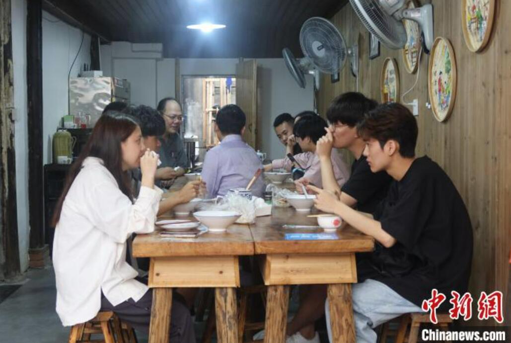 香港?マカオ?臺灣地區(qū)の若者が江南の朝ごはん楽しむ　浙江省